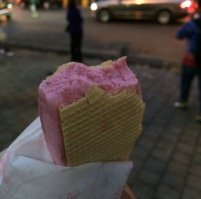 ""Мороженое-сэндвич в K. Rustom Ice Cream, Churchgate"" - называется БРИКЕТ НА ВАФЛЯХ. 
 Кришноиды плагиатят!