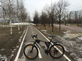 Гоняю в парке 850-ти летия Москвы, парк огромный, большая и длинная велодорожка идёт от м. Марьино и до Капотни, тропиночно-пешеходная сеть и широкая набережная для пешеходов, широка и огромна, но бл@ть надо именно запи@дюриться именно на велодорожку и бодро по ней шагать, не обращая внимание на велосипедистов. Заказал дуделку себе, на 120 дБ, вешайтесь сук@!