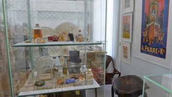 Была я недавно на экскурсии по фабрике "Свобода".
Кстати, некоторые производства размещены в здании, являющимся объектом архитектурного наследия г. Москвы. Это вроде как единственное в РФ косметическое производство, открытое для посещений. Ходили в том числе и по косметическим производственным цехам.
Было, в общем интересно, видели механизированные и автоматизированные конвейерные ленты производств (зубных паст, косметики, мыла), роботы манипуляторы, огромные емкости для смешивания ингредиентов и автоматические дозаторы.
В ходе  рабочего процесса  рассказали как развивалось косметическое производство в России, о креативных рекламных трюках производителей косметики в XIX веке, какие секреты раскрывала  Энциклопедия женского рукоделия , почему детский крем и детское мыло фабрики  Свобода  так популярно за границей, и как связана наша  Свобода  и знаменитые духи  Шанель   5 , кстати, тоже рассказали.
Провели мастер - класс по модификации зубной пасты и изготовлению собственного крема для рук.
По окончании экскурсии все получили подарочный набор продукции из ассортимента  Свободы .
Ну и конечно, в фирменный магаз экскурсантов затащили, куда ж без этого.
Так что, кому интересно, очень советую.