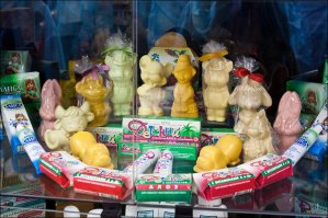 Была я недавно на экскурсии по фабрике "Свобода".
Кстати, некоторые производства размещены в здании, являющимся объектом архитектурного наследия г. Москвы. Это вроде как единственное в РФ косметическое производство, открытое для посещений. Ходили в том числе и по косметическим производственным цехам.
Было, в общем интересно, видели механизированные и автоматизированные конвейерные ленты производств (зубных паст, косметики, мыла), роботы манипуляторы, огромные емкости для смешивания ингредиентов и автоматические дозаторы.
В ходе  рабочего процесса  рассказали как развивалось косметическое производство в России, о креативных рекламных трюках производителей косметики в XIX веке, какие секреты раскрывала  Энциклопедия женского рукоделия , почему детский крем и детское мыло фабрики  Свобода  так популярно за границей, и как связана наша  Свобода  и знаменитые духи  Шанель   5 , кстати, тоже рассказали.
Провели мастер - класс по модификации зубной пасты и изготовлению собственного крема для рук.
По окончании экскурсии все получили подарочный набор продукции из ассортимента  Свободы .
Ну и конечно, в фирменный магаз экскурсантов затащили, куда ж без этого.
Так что, кому интересно, очень советую.