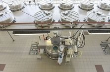 Была я недавно на экскурсии по фабрике "Свобода".
Кстати, некоторые производства размещены в здании, являющимся объектом архитектурного наследия г. Москвы. Это вроде как единственное в РФ косметическое производство, открытое для посещений. Ходили в том числе и по косметическим производственным цехам.
Было, в общем интересно, видели механизированные и автоматизированные конвейерные ленты производств (зубных паст, косметики, мыла), роботы манипуляторы, огромные емкости для смешивания ингредиентов и автоматические дозаторы.
В ходе  рабочего процесса  рассказали как развивалось косметическое производство в России, о креативных рекламных трюках производителей косметики в XIX веке, какие секреты раскрывала  Энциклопедия женского рукоделия , почему детский крем и детское мыло фабрики  Свобода  так популярно за границей, и как связана наша  Свобода  и знаменитые духи  Шанель   5 , кстати, тоже рассказали.
Провели мастер - класс по модификации зубной пасты и изготовлению собственного крема для рук.
По окончании экскурсии все получили подарочный набор продукции из ассортимента  Свободы .
Ну и конечно, в фирменный магаз экскурсантов затащили, куда ж без этого.
Так что, кому интересно, очень советую.