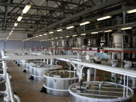 Была я недавно на экскурсии по фабрике "Свобода".
Кстати, некоторые производства размещены в здании, являющимся объектом архитектурного наследия г. Москвы. Это вроде как единственное в РФ косметическое производство, открытое для посещений. Ходили в том числе и по косметическим производственным цехам.
Было, в общем интересно, видели механизированные и автоматизированные конвейерные ленты производств (зубных паст, косметики, мыла), роботы манипуляторы, огромные емкости для смешивания ингредиентов и автоматические дозаторы.
В ходе  рабочего процесса  рассказали как развивалось косметическое производство в России, о креативных рекламных трюках производителей косметики в XIX веке, какие секреты раскрывала  Энциклопедия женского рукоделия , почему детский крем и детское мыло фабрики  Свобода  так популярно за границей, и как связана наша  Свобода  и знаменитые духи  Шанель   5 , кстати, тоже рассказали.
Провели мастер - класс по модификации зубной пасты и изготовлению собственного крема для рук.
По окончании экскурсии все получили подарочный набор продукции из ассортимента  Свободы .
Ну и конечно, в фирменный магаз экскурсантов затащили, куда ж без этого.
Так что, кому интересно, очень советую.