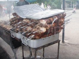 У нас в Ростове-на-Дону есть кафе-шашлычная на левом берегу "Казачий хутор". Там в хорошую погоду по 4-6 шашлычника жарят мясце.
