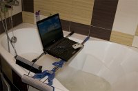 Парень сделал для подруги самый удивительный аксессуар для ванны