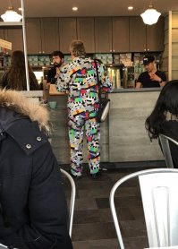 Этот, наверное, на Чапыгина 6 работает, в телецентре :) И фанат своей профессии. Принт на одёжке - это телевизионная испытательная таблица.