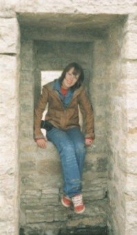 Эмо я не была, хоть и носила похожие кедокроссовки... Но так мило вспоминать свои любимые джинсы, на которых я вышила кучу цитат из любимых в то время песен (Nightwish, Evanescence, 69 eyes)=) а так же обилие разноцветных гольф (о ужас!:))) )
не скажу что чудить перестала, хоть недавно исполнилось (о ужас!) целых 29 лет... И волосы ядреных цветов, и смешные майки - все это случается в моей жизни. Хотя я уже 3 года как замужем, работаю, ведем с мужем разговоры о детях и т.д. 
Все-таки, мне кажется, что-то должно оставаться в душе, какая-то искорка, что-то сумасшедшее. Иначе будет неинтересно=)
Разница между фотографиями - 14 лет