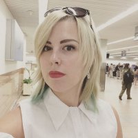 Эмо я не была, хоть и носила похожие кедокроссовки... Но так мило вспоминать свои любимые джинсы, на которых я вышила кучу цитат из любимых в то время песен (Nightwish, Evanescence, 69 eyes)=) а так же обилие разноцветных гольф (о ужас!:))) )
не скажу что чудить перестала, хоть недавно исполнилось (о ужас!) целых 29 лет... И волосы ядреных цветов, и смешные майки - все это случается в моей жизни. Хотя я уже 3 года как замужем, работаю, ведем с мужем разговоры о детях и т.д. 
Все-таки, мне кажется, что-то должно оставаться в душе, какая-то искорка, что-то сумасшедшее. Иначе будет неинтересно=)
Разница между фотографиями - 14 лет