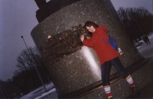 Эмо я не была, хоть и носила похожие кедокроссовки... Но так мило вспоминать свои любимые джинсы, на которых я вышила кучу цитат из любимых в то время песен (Nightwish, Evanescence, 69 eyes)=) а так же обилие разноцветных гольф (о ужас!:))) )
не скажу что чудить перестала, хоть недавно исполнилось (о ужас!) целых 29 лет... И волосы ядреных цветов, и смешные майки - все это случается в моей жизни. Хотя я уже 3 года как замужем, работаю, ведем с мужем разговоры о детях и т.д. 
Все-таки, мне кажется, что-то должно оставаться в душе, какая-то искорка, что-то сумасшедшее. Иначе будет неинтересно=)
Разница между фотографиями - 14 лет