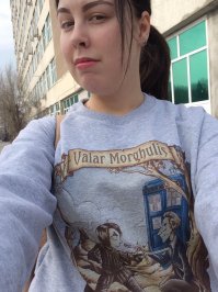 Эмо я не была, хоть и носила похожие кедокроссовки... Но так мило вспоминать свои любимые джинсы, на которых я вышила кучу цитат из любимых в то время песен (Nightwish, Evanescence, 69 eyes)=) а так же обилие разноцветных гольф (о ужас!:))) )
не скажу что чудить перестала, хоть недавно исполнилось (о ужас!) целых 29 лет... И волосы ядреных цветов, и смешные майки - все это случается в моей жизни. Хотя я уже 3 года как замужем, работаю, ведем с мужем разговоры о детях и т.д. 
Все-таки, мне кажется, что-то должно оставаться в душе, какая-то искорка, что-то сумасшедшее. Иначе будет неинтересно=)
Разница между фотографиями - 14 лет