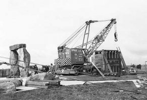 Стоунхенж , кто их "подвесил" в 1949-1958 годах известно.