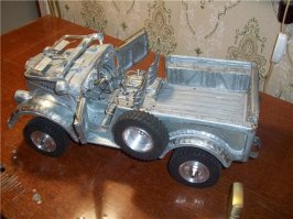 Если вы про пост то тут модель стиля "склей сам" 
Правда сильно доработанная и правильно окрашенная.
А я про тех кто взял лист например железки или пластика и согнул-обточил-напаял и получилась модель машины.
Как на этом фото например: