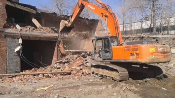 Что мешало экскаватором это перекрытие демонтировать?