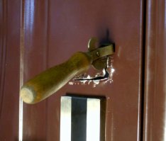 Забыли ключи дома? Не проблема! Дверь из фольги в новостройке Казахстана