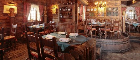 Много лет назад...
После большого выигрыша в казино гостиницы "Орленок" в Москве и
празднуя сумашедшие деньги,поехали с последней супругой в "Царскую охоту" на Рублевке.
До сих пор вспоминаю стерлядь в икорном соусе,знаменитую телегу
с закусками и супер вышколеное обслуживание!
А о господине Каневском, шеф поваре сего заведения ходит много легенд.Лично могу подтвердить,повар Русской кухни первого разряда!!!
Пс.Чтож мы своих то не ценим?