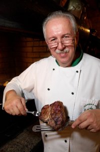 Много лет назад...
После большого выигрыша в казино гостиницы "Орленок" в Москве и
празднуя сумашедшие деньги,поехали с последней супругой в "Царскую охоту" на Рублевке.
До сих пор вспоминаю стерлядь в икорном соусе,знаменитую телегу
с закусками и супер вышколеное обслуживание!
А о господине Каневском, шеф поваре сего заведения ходит много легенд.Лично могу подтвердить,повар Русской кухни первого разряда!!!
Пс.Чтож мы своих то не ценим?