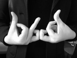 Что-то похожее было с самыми многочисленными и жестокими бандами Нью-Йорка именуемые "кровники"(bloods) и "калеки"(creeps).
Отдельные группировки конфедерации (от 3 и более членов), называются сетами (англ. sets) или треями (англ. trays). Несмотря на то, что в коалицию входят только афроамериканские банды, отдельные сеты состоят как частично, так и полностью из латиноамериканцев, азиатов и белых. Белых также можно встретить и в основном составе банды.
   Так же, как и Crips, коалиция Bloods имеет свой сленг и свой алфавит (Английский алфавит с видоизмененными символами). Используя эти символы, члены банды отмечают свою территорию с помощью аэрозольной краски, оставляя теги. На сленге Bloods название банды Crips звучит как Crabs, а сами Bloods называют себя Crab Killaz, или просто CK z
 "Брызнуть кровушки" означало оставить глубокий порез на лице случайной жертвы. Причем порез называли 13 швов, то есть именно такой длинны и глубины он должен быть чтобы было наложено 13 медицинских швов. Жертва случайная и цвет кожи не имел значения. После совершения над кем-то подобного акта насилия новичок считался призванным в банду.
В ходу была система особых кодировок пальцами рук. 
Подобный жест можно увидеть среди "вояк" армии США.