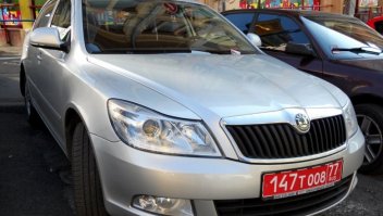 Если уж бабло такое отваливать,то проще договориться,отдать чуть больше и взять такой...
с буквой D,конечно не светит,а вот номер техперсонала можно приобрести...