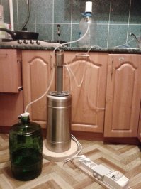 Аппарат отстой. Что такое реально голова и хвост я понял только на ректификационной колонне. Прогонять спирт через бытовой фильтр как-то стремно (внутри кроме угля еще какие-то гранулы хим.очистки насыпаны). Аппарат не может быть под давлением (выше чем в обычной кипящей кастрюле с крышкой) или он фигово сконструирован (на линии конденсации присутствуют изгибы из которых надо выталкивать избыточным давлением дистилят). Лимонная кислота в качестве подкормки тоже странное решение - кислота убивает дрожжи и увеличивает выход голов при перегонке.
Итак:
1. бочка на 60 литров, 40 литров браги, 10кг сахара, 8 пачек хлебопекарных дрожжей, горсть размоченного (каша) сушеного гороха для подкормки, объемный гидрозатвор с расчетом на выплеск пены. Выхаживает за четыре-пять дней. Просто сливается с донного осадка. 
2. 1й прогон на вертикальном дистиляторе без всяких дроблений до 98 градусов в струе пара, на выходе - самогон обыкновенный порядка 40 оборотов
3. 2й прогон на ректификационной колонне, отбор головы (граммов триста, по запаху похоже на растворитель), потом отбор спирта (около 4 литров) до начала выхода хвостов (жирная жидкость с специфическим запахом).
4. Разведение бутилированной водой примерно на треть, вишня-клюква плюс сахар по вкусу. После трех недель можно употреблять, запаха нет, пьется на раз, держит долго, отпускает мягко.