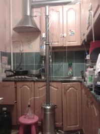 Аппарат отстой. Что такое реально голова и хвост я понял только на ректификационной колонне. Прогонять спирт через бытовой фильтр как-то стремно (внутри кроме угля еще какие-то гранулы хим.очистки насыпаны). Аппарат не может быть под давлением (выше чем в обычной кипящей кастрюле с крышкой) или он фигово сконструирован (на линии конденсации присутствуют изгибы из которых надо выталкивать избыточным давлением дистилят). Лимонная кислота в качестве подкормки тоже странное решение - кислота убивает дрожжи и увеличивает выход голов при перегонке.
Итак:
1. бочка на 60 литров, 40 литров браги, 10кг сахара, 8 пачек хлебопекарных дрожжей, горсть размоченного (каша) сушеного гороха для подкормки, объемный гидрозатвор с расчетом на выплеск пены. Выхаживает за четыре-пять дней. Просто сливается с донного осадка. 
2. 1й прогон на вертикальном дистиляторе без всяких дроблений до 98 градусов в струе пара, на выходе - самогон обыкновенный порядка 40 оборотов
3. 2й прогон на ректификационной колонне, отбор головы (граммов триста, по запаху похоже на растворитель), потом отбор спирта (около 4 литров) до начала выхода хвостов (жирная жидкость с специфическим запахом).
4. Разведение бутилированной водой примерно на треть, вишня-клюква плюс сахар по вкусу. После трех недель можно употреблять, запаха нет, пьется на раз, держит долго, отпускает мягко.