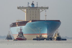 Даже представить не могу какую красоту стоящие на верху люди наблюдают...атомная наверно махина..а,что это?