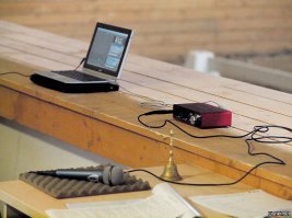 Ну, при цифровом управлении можно просто использовать калибровочные кривые, как для мониторов 
Если бы тогда у меня был компьютер, я бы не напрягался аппаратным реле (хотя, и реле я сделал цифровым: выдержка задавалась прям с клавиатуры калькулятора, да и сам он использовался по прямому назначению - для рассчётов выдержек компонентов), а написал бы что угодно там; из аппаратного понадобилось бы только собственно реле :)
---
Я, вообще, чел ленивый, и щяс на работе, когда понадобилось озвучивать соревнования, я не побежал за проигрывателями, эквалайзерами и всякими прочими компрессорами и микшерами, а просто написал (не с нуля, конечно) программку... Конечно, микрофоны, усилители, провода и колонки нужны аппаратные, но на всё остальное я ни цента не истратил, а некоторые модули (плагины) и сам не писал, а скачал (бесплатные, опять же) в интернете - прога совместима с однам из распространённых стандартов. Щас даже на чемпионатах республики используется, а у меня для этого только нетбук и, по возможности (но не обязательно), внешняя звуковая карта :) Нетбук, точнее, это был планшетобук спёрли прошлым летом, так, чтоб починить всю систему, понадобился только ещё один комп и флешка с программой, а не бегать по магазинам