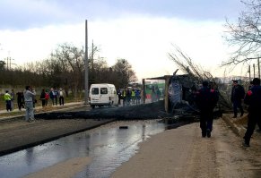 как бы не смешно показалось но асфальт разгрузился именно там где его укладывали,так что оперативная доставка ценой жизни