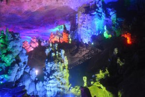 Потрясающая пещера Yaolin Wonderlend, China. Возле города Tonglu (не самое известное место среди приезжих туристов, к сожалению ). Классный парк перед и после пещеры. Если получится, обязательно посмотрите !!! Рекомендую прямо-таки настоятельно.