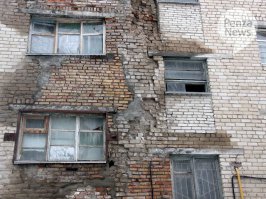 Да это и дураку понятно, что только под снос. В этом районе есть дома довоенной и послевоенной постройки, много барачного типа. Сейчас начинают потихоньку сносить, но на всех новых домов не хватает. Вот кстати на соседней  улице Кулибина тоже дом в плачевном состоянии