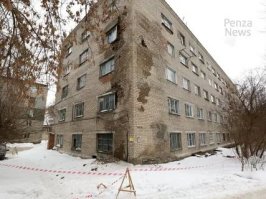 Да это и дураку понятно, что только под снос. В этом районе есть дома довоенной и послевоенной постройки, много барачного типа. Сейчас начинают потихоньку сносить, но на всех новых домов не хватает. Вот кстати на соседней  улице Кулибина тоже дом в плачевном состоянии