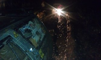 Особенно много людей в багажник набилось! :) 

Помню, на соревнованиях, "эвакуатором" был. 

Машину оставили (Чирок), взяв с собой порванную рулевую тягу (с утра заварили ее и поставили на место). 
Но "экипаж" пришлось снимать с "борта". 
У меня в машине двое (считая меня) и их пятеро.  

Еще и шмурдяка в моей машине полно. 

Как они там на нем все утрамбовались... 
Под потолок лежали. Реально штабелем. :)