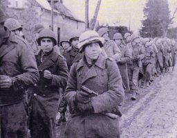 Американцы - попали в плен, так попали в плен. А то что их конвоирует насмерть перепуганный малолетка с Вальтером... думаю не надо говорить чем бы такая сцена в такое время с нашими бы закончилась.