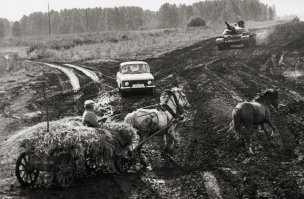 Российские перекрестки в 1991 году. Когда фотография появилась в российских социальных сетях, один из комментаторов заметил:  Не хватает только медведя .	

Медведь фотографирует