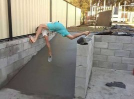 Опытные строители могут бриться даже с монтажной пеной