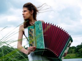 Ну, ЭТО вообще уже ни в какие рамки не лезет.
Бородатый анекдот одеть в 3 картинки....
Это что то....