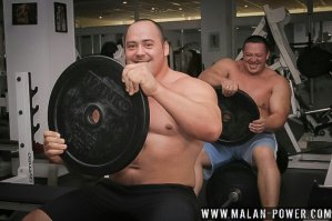 Забыли ещё об одном русском богатыре! Андрей Владимирович Маланичев - российский пауэрлифтер, тяжелоатлет-рекордсмен. Неоднократный чемпион России, Европы, Мира в федерациях IPF, GPA, WRP, победитель многих международных турниров, пятикратный обладатель Кубка Титанов (2008, 2009, 2010, 2012, 2015). Обладатель свыше 30 рекордов России, Европы и Мира. Заслуженный мастер спорта России.
Андрей дважды (2011 и 2014) признавался сильнейшим пауэрлифтером в мире по версии самого авторитетного мирового форума по пауэрлифтингу PowerliftingWatch .