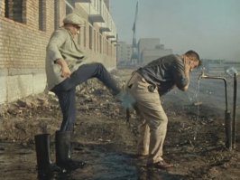 Индонезийские фермеры зацементировали себе ноги