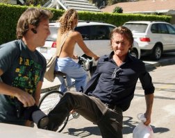 Джигурда на велике спалился. А Шон Пенн так, случайно в кадр с ним попал.