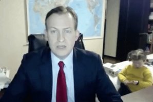 Ещё в первый раз увидев этот сюжет, всё думал, кого же он мне напоминает ... а вот и ответ: Филонов (Тайны следствия), Игорь Витальевич Григорьев. Наша агентура вне конкуренции