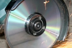 Это не ржавая полоска. Это отражение искр. И оно разное. Я тебе ещё в два раза увеличил.