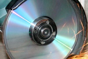 Это не ржавая полоска. Это отражение искр. И оно разное. Я тебе ещё в два раза увеличил.