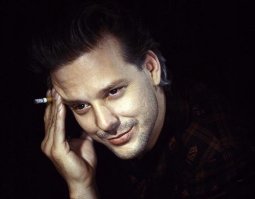 Рурк работает по методу Станиславского, на съёмках он полностью перевоплощается. Для роли в фильме  Крестный отец Гринвич Виллидж  он поправился на 12 килограммов, и похудел на 10 для  9 1/2 недель ; сделал татуировку бойцов ИРА для  Отходной молитвы , месяц проработал в полиции для  Года дракона , выбил себе два зуба для  Пьяни .