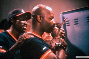 Сенегальский футболист подбросил в ворота команды-противника дохлую летучую мышь