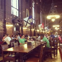 Бескрайние бассейны, корты, автодромы: самые роскошные студенческие общаги в США