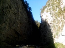 В октябре прошлого года прокатились практически по всей Абхазии. Жили в Новом Афоне. Абхазы молодцы порядок постепенно наводят, дорога в нормальном состоянии, буквально 3-4 места с сильно просевшим асфальтом, мусора на дороге стало значительно меньше, даже видел уборщиков которые этот мусор собирали. Специально разруху не фоткал, но заброшенные(?)  ж/д станции в плачевном состоянии, следы от пуль и горы мусора. Поездка очень понравилось, природа шикарная, люди позитивные. Не понравились джигиты обгоняющие по встречке прямо в лоб, приходится уходить к обочине, а на обочине коровы и лошади, бывает что целиком перекрывают одну из полос. Рекомендую автолюбителям строго соблюдать скоростной режим т.к. это важно для вашей безопасности, ну и гаишники с фенами на частных машинах - не редкое явление, +19 км как в РФ там не прокатывает.