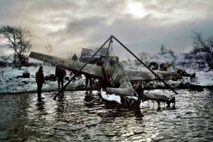 А это Bf109Е-7 л-та Видовица. "Эмиля" сбил наш Харрикейн под Печенгой в апреле 1942. Сел на замерзшее озеро и позже ушел под лёд. Подняли в 2003. Продали в США. Сейчас экспонируется в Иностранном ангаре Музея летной славы в Чино, Калифорния.