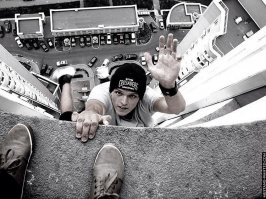 как же не понимают эти слабоумные, что идиотами они выглядят не только когда уже упали. Но и когда близки к падению и обретению статуса "дохлого мудака"