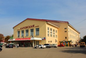 Тула, бывший ДК Комбайностроителей.

Хотя в моё детство (90е) здание стояло заброшенным, а к началу нулевых на втором этаже открыли компьютерный клуб и начался полный треш, как в самом здании, так и на входе...