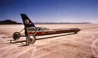 Ну добавлю Китти О Нил. Фантастическая женщина. Характер - кремень. Это в родителей. Папа ирландец, мама чероки.
Глухая с младенчества, несколько онкологических операций в детстве, но несмотря на это быстрейшая женщина планеты.
В 1976 г. на болиде SMI Motivator проехала со скоростью 843,323 км/ч. Могла бы и быстрей, но спонсоры боялись, что она превысит рекорд Гарри Габелича в 1014,294 км/ч и настроили реактивный двигатель "Мотиватора"только на 60 процентов мощности.
Но и так очень здорово.
Обидно то, что зануды из ФИА не признают рекорд т.к у болида было три колеса. А по правилам надо четыре.