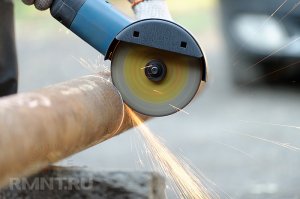 > А то что гайка кажется не подвижной так то физические явления так работают при съёмке. 

Физические явления для движущейся гайки и искр работают одинаково.
А именно - если выдержка настолько короткая, что гайка выглядит неподвижной, искры должны быть в виде горящих точек, а не смазанных прямых.

А если искры длинные и смазанные - гайка будет размытой.

Так что продолжайте "интриговать" тех, кто никогда в руках не держал ни УШМ ни фотоаппарата.