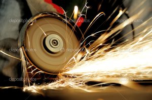 > А то что гайка кажется не подвижной так то физические явления так работают при съёмке. 

Физические явления для движущейся гайки и искр работают одинаково.
А именно - если выдержка настолько короткая, что гайка выглядит неподвижной, искры должны быть в виде горящих точек, а не смазанных прямых.

А если искры длинные и смазанные - гайка будет размытой.

Так что продолжайте "интриговать" тех, кто никогда в руках не держал ни УШМ ни фотоаппарата.